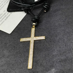 Colar Masculino Couro Cruz Cristã Cravejada Zircônia Ouro18k
